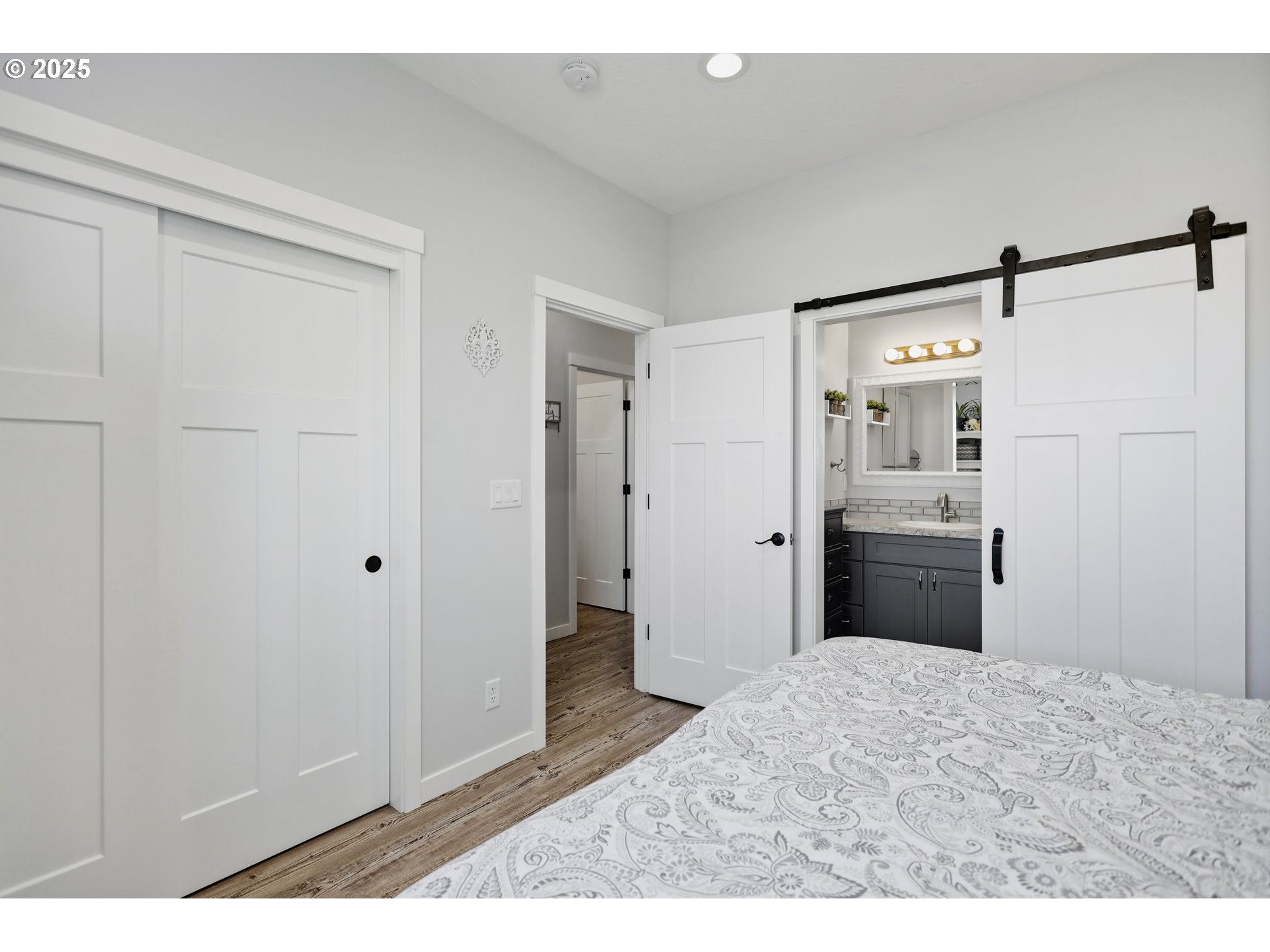 1275 Wright Road Arlington, OR 97812 - Photo 16 of 34 a bedroom with a bed and a bathroom