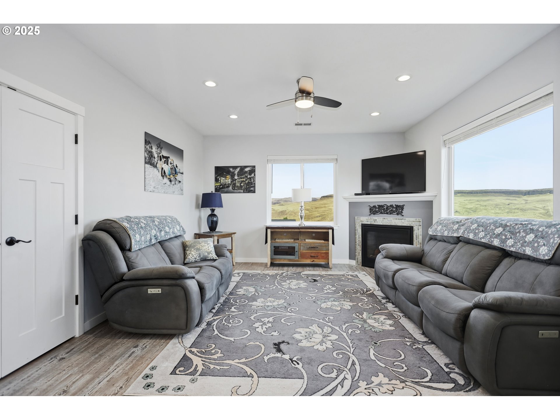 1275 Wright Road Arlington, OR 97812 - Photo 20 of 34 a living room with furniture and a flat screen tv