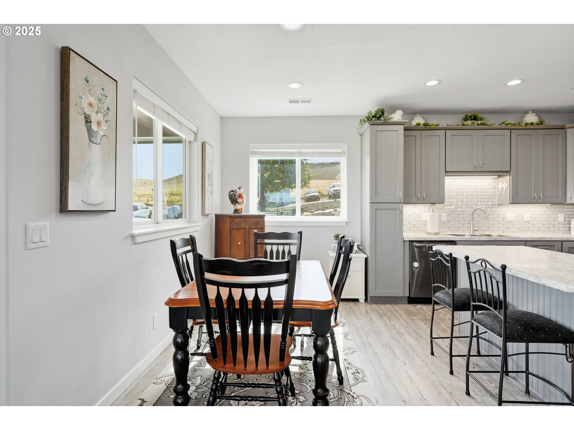 1275 Wright Road Arlington, OR 97812 - Photo 22 of 34 a view of a dining room with furniture