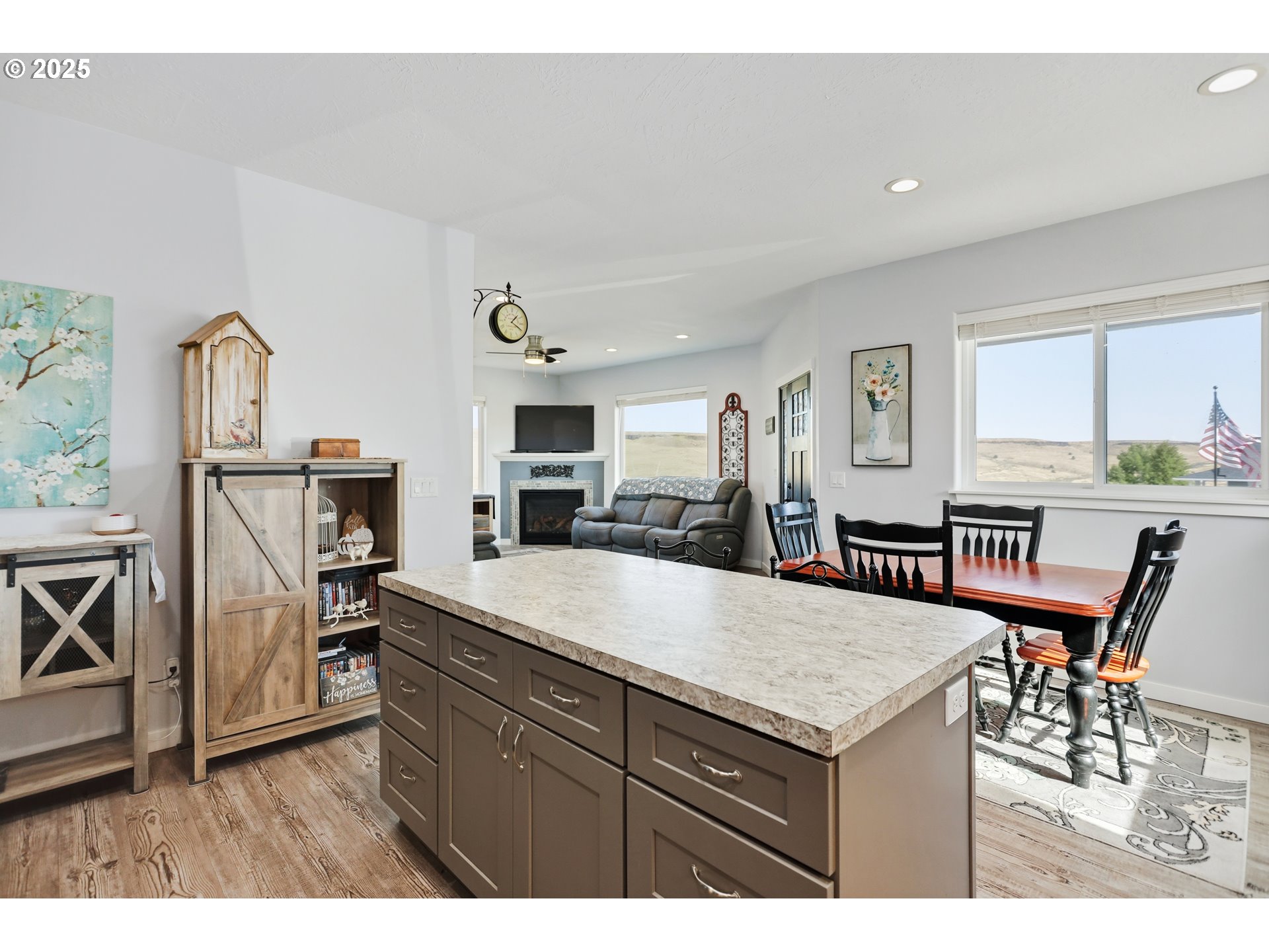 1275 Wright Road Arlington, OR 97812 - Photo 25 of 34 a view of kitchen with sink microwave and refrigerator