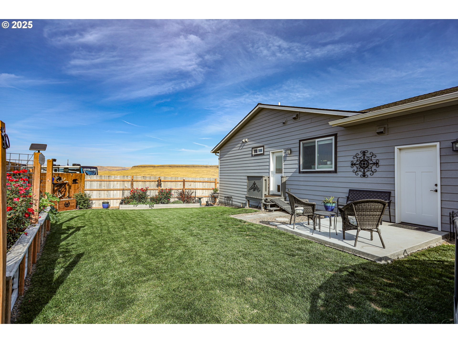 1275 Wright Road Arlington, OR 97812 - Photo 31 of 34 a backyard of a house with table and chairs