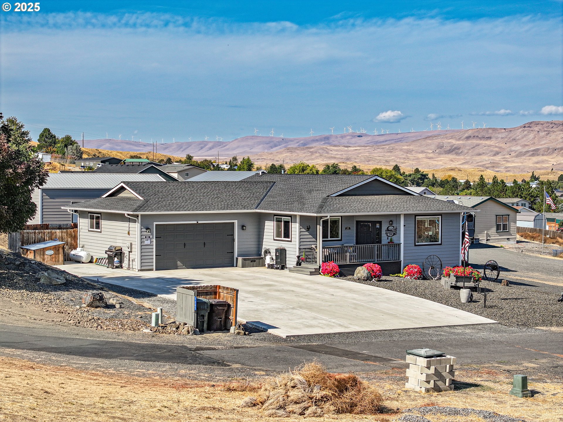 1275 Wright Road Arlington, OR 97812 - Photo 32 of 34 a front view of a house with a view of a building