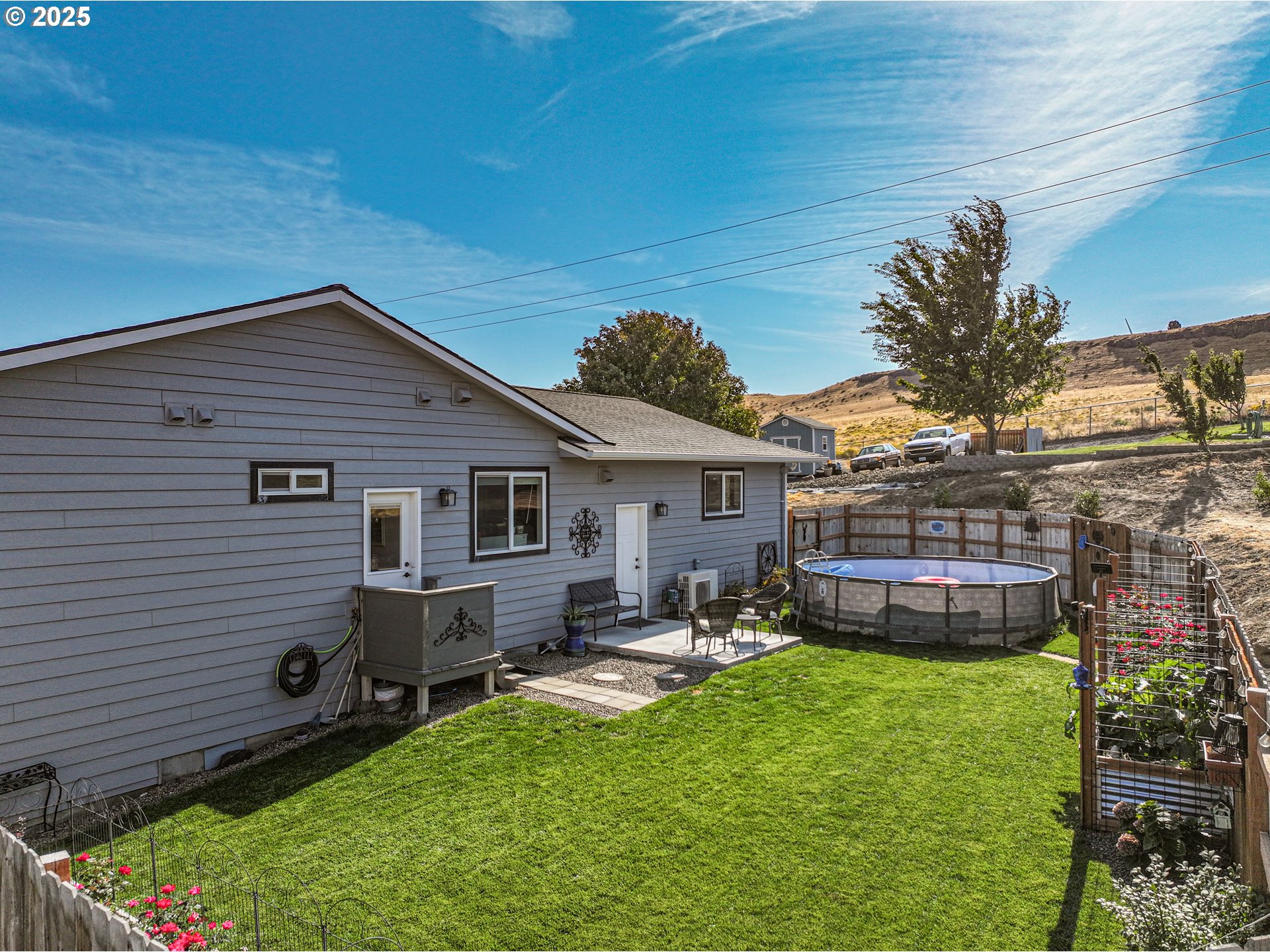 1275 Wright Road Arlington, OR 97812 - Photo 6 of 34 a view of a backyard with a garden