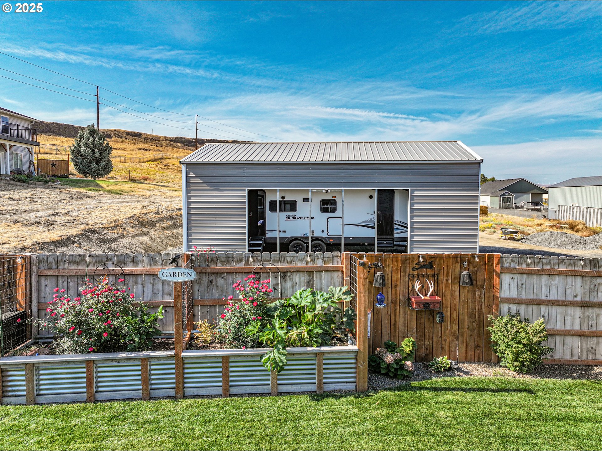 1275 Wright Road Arlington, OR 97812 - Photo 7 of 34 a front view of a house with garden