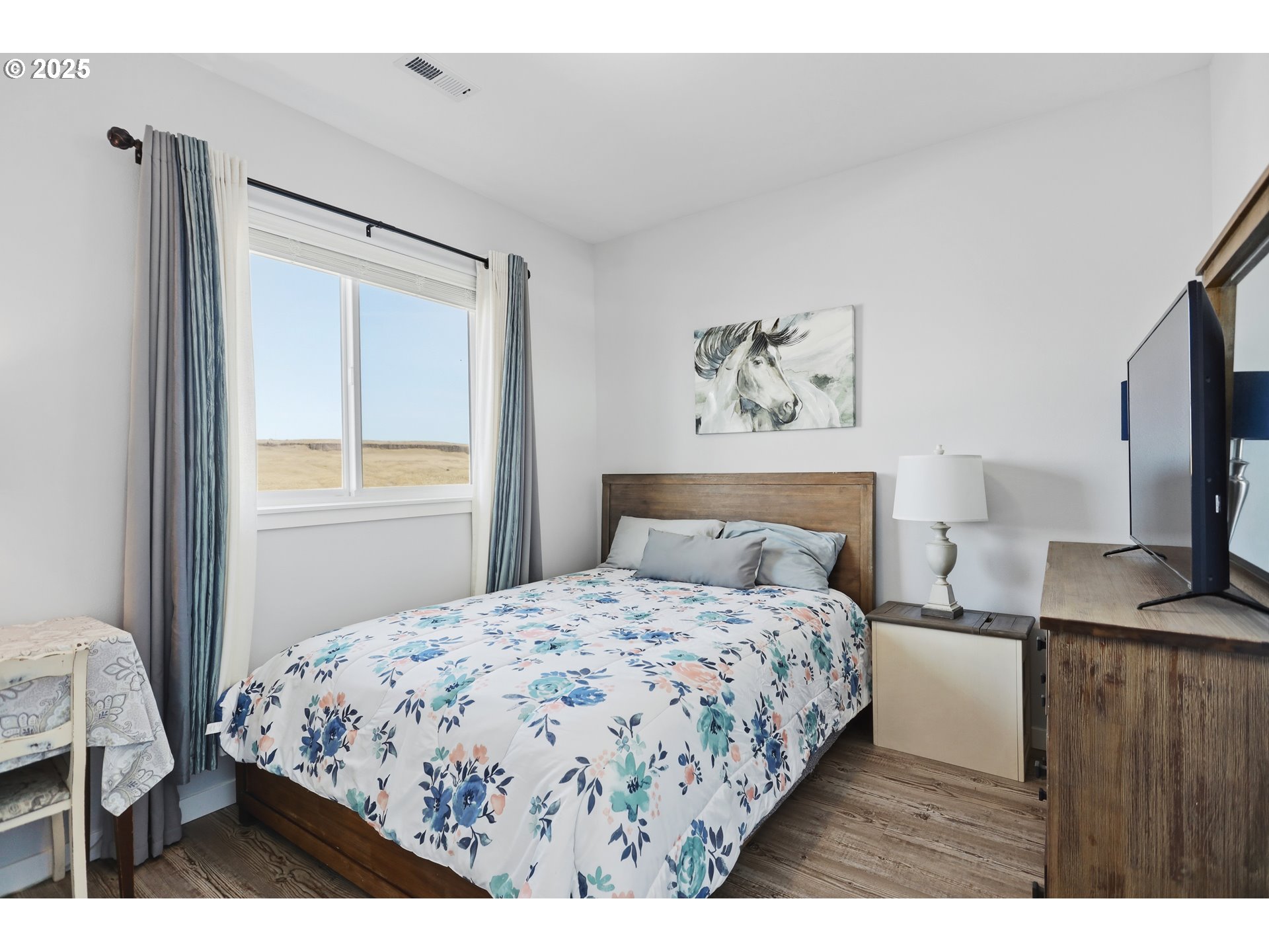 1275 Wright Road Arlington, OR 97812 - Photo 9 of 34 a bedroom with a bed and a flat screen tv