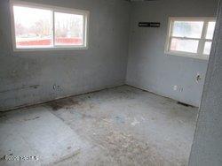502 South Hennessy Road Yakima, WA 98908 - Photo 12 of 17 an empty room with a window