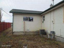 502 South Hennessy Road Yakima, WA 98908 - Photo 5 of 17 a front view of a house with garden