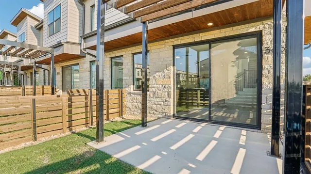 a view of a large brick building