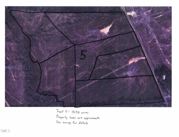 a black and white photo of a building