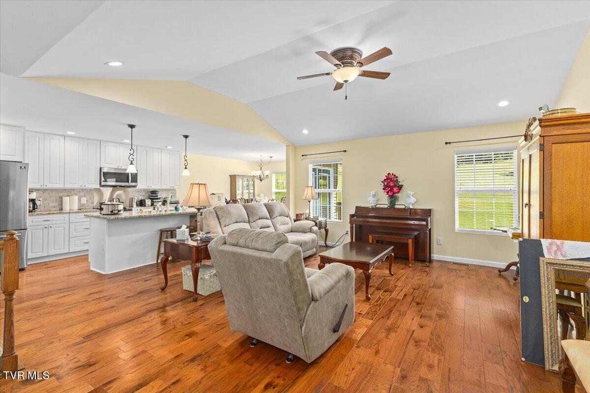 194 East Ridges Drive Chuckey, TN 37641 - Photo 9 of 42 Livingroom
