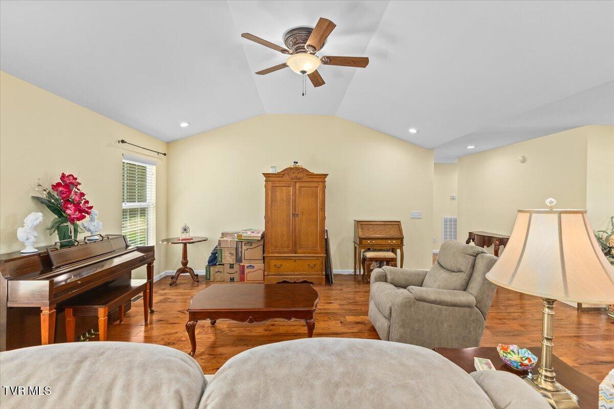 194 East Ridges Drive Chuckey, TN 37641 - Photo 10 of 42 Livingroom