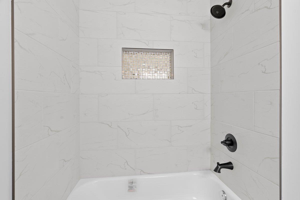 3220 Seminole Road Memphis, TN 38111 - Photo 9 of 23 Full bath featuring washtub / shower combination