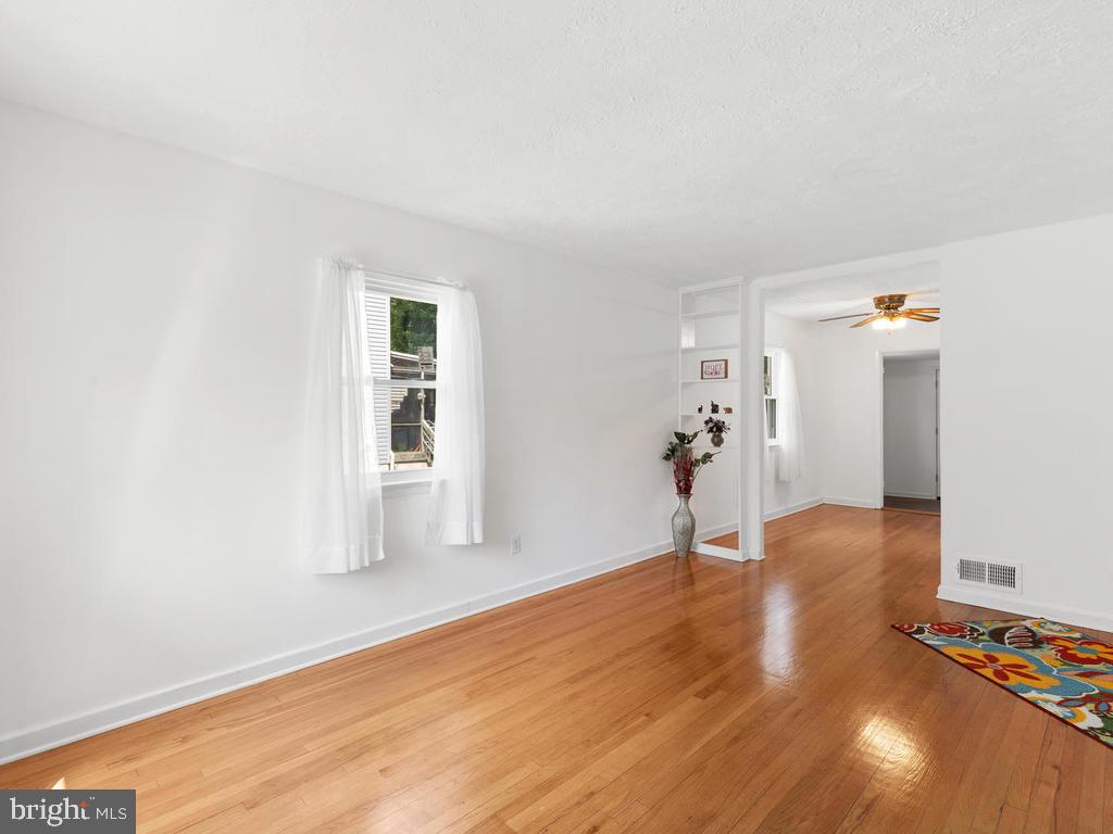 7228 East Forest Road Landover, MD 20785 - Photo 4 of 28 Living Room