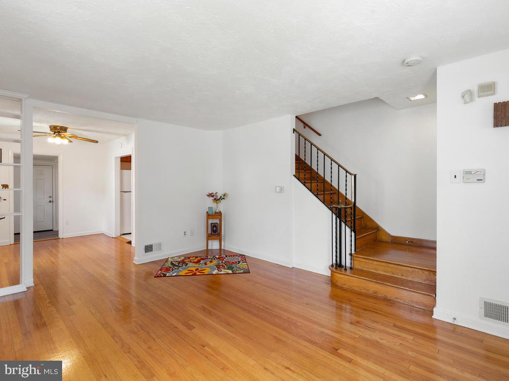 7228 East Forest Road Landover, MD 20785 - Photo 5 of 28 Living Room