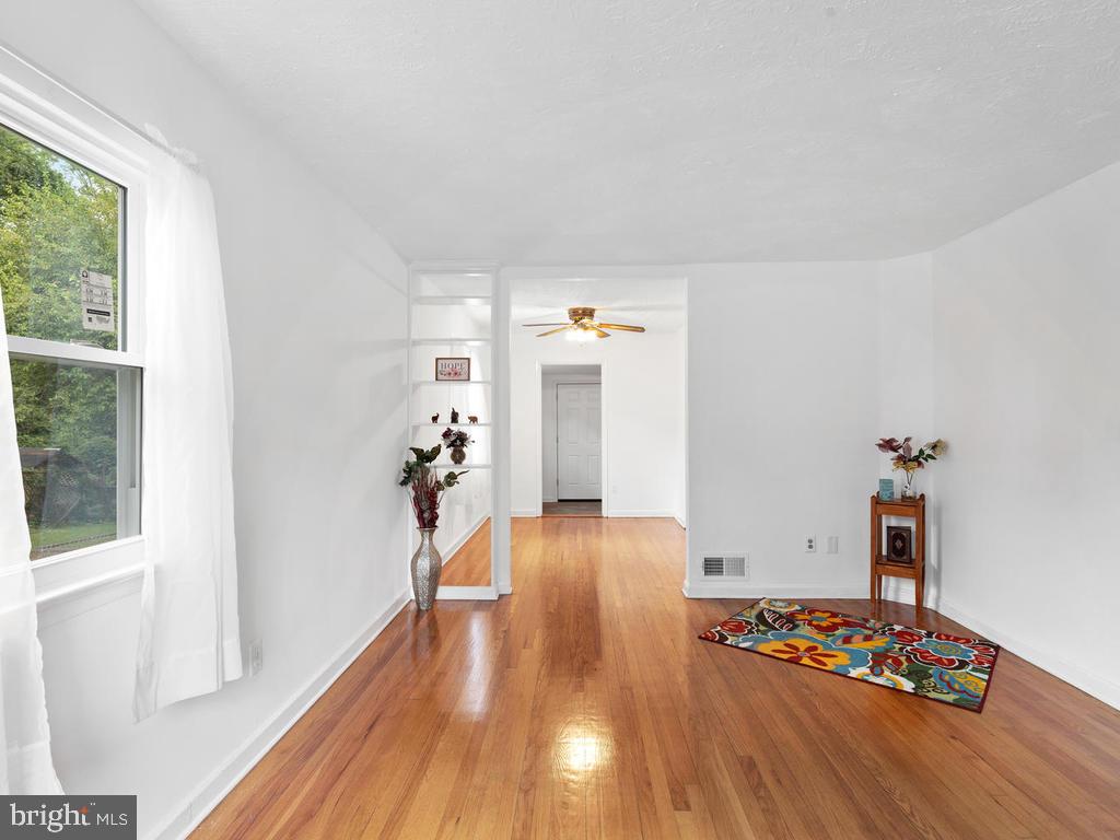 7228 East Forest Road Landover, MD 20785 - Photo 6 of 28 Living Room