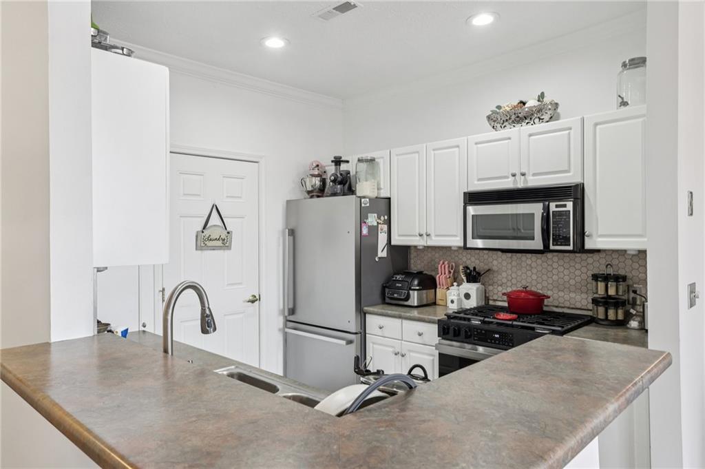 1009 Stockton Ridge Cranberry Township, PA 16066 - Photo 8 of 26 a kitchen with stainless steel appliances granite countertop a refrigerator and a stove top oven