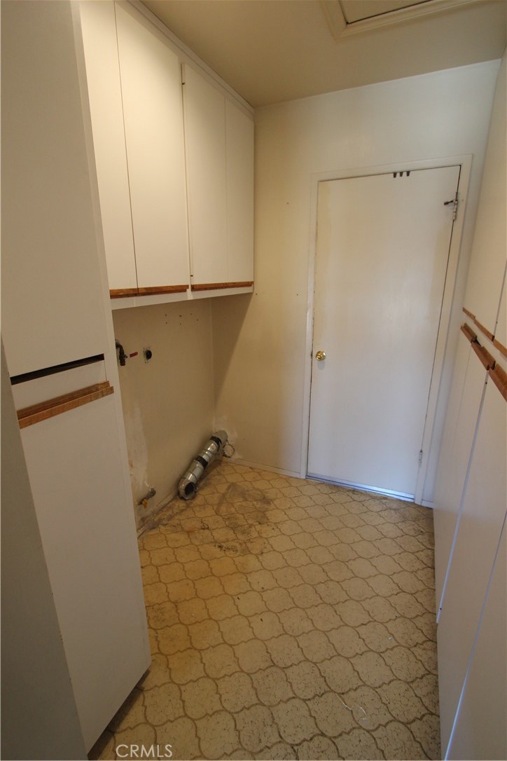 2914 Hopeton Road La Crescenta, CA 91214 - Photo 21 of 27 Laundry Room
