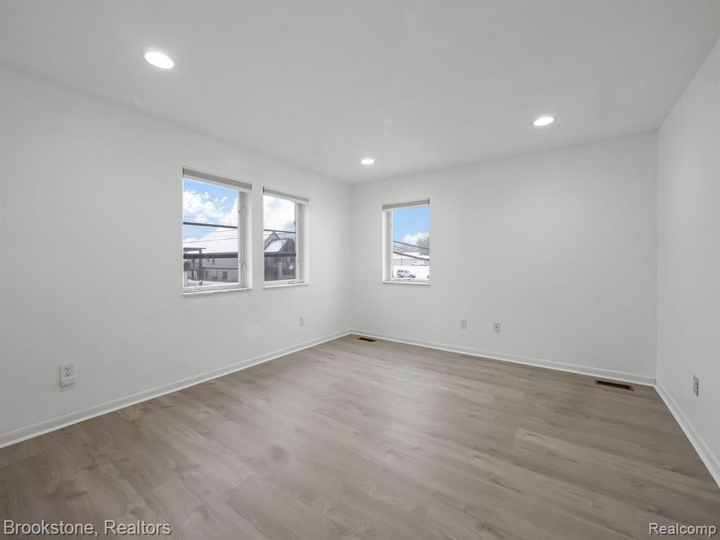 2076 South Long Lake Road Fenton, MI 48430 - Photo 21 of 32 Gallery Image 21