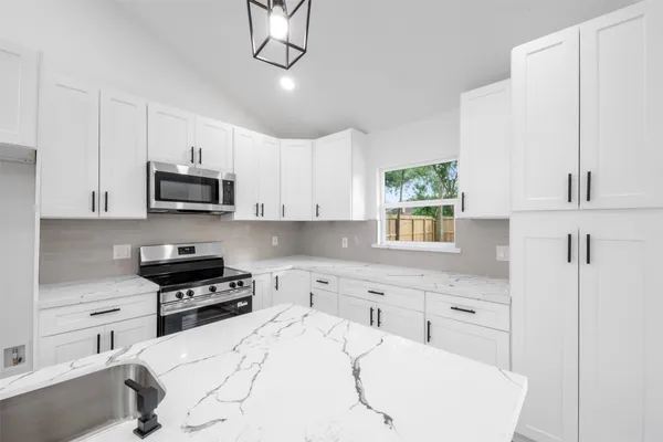 $349,990 | 16230 Dunmoor Drive, Houston, TX 77059