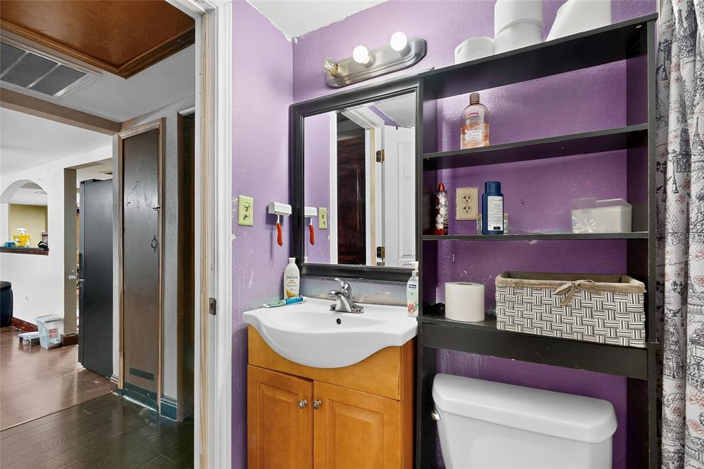 940 Rowlett Road Rowlett, TX 75088 - Photo 19 of 37 a bathroom with a sink a toilet and a mirror