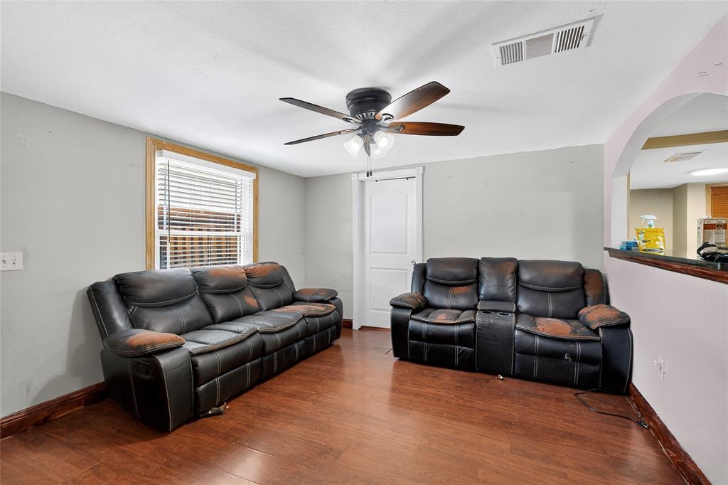 940 Rowlett Road Rowlett, TX 75088 - Photo 30 of 37 a living room with furniture and a window