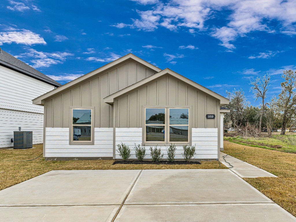 1010 4th Street Hempstead, TX 77445 - Photo 2 of 23 a house with trees in the background