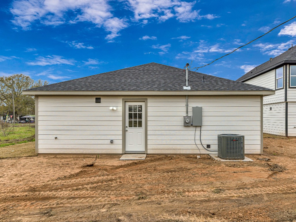 1010 4th Street Hempstead, TX 77445 - Photo 22 of 23 a backyard of a house