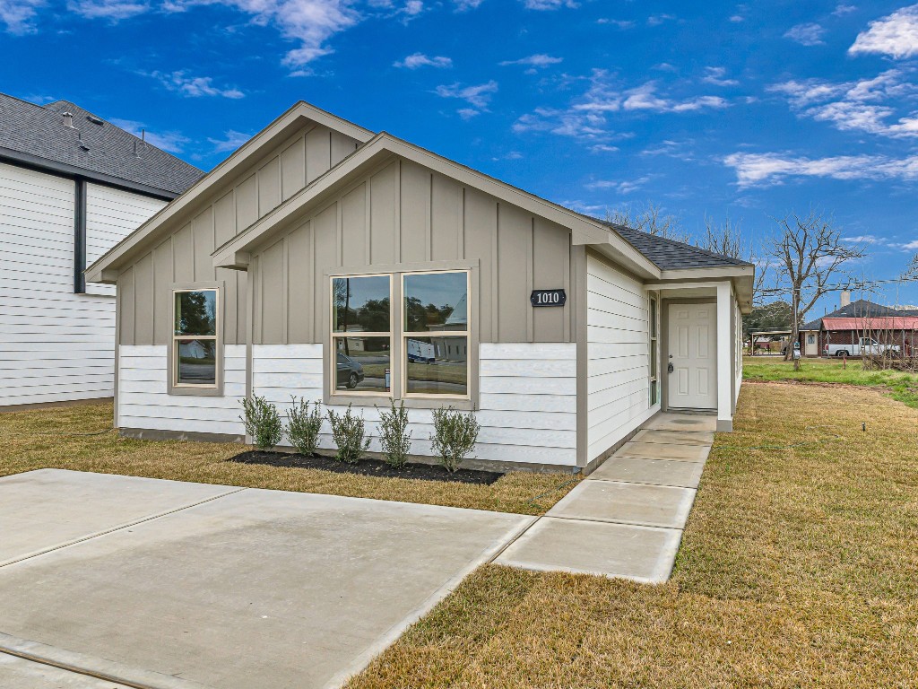 1010 4th Street Hempstead, TX 77445 - Photo 3 of 23 a front view of a house with a garden