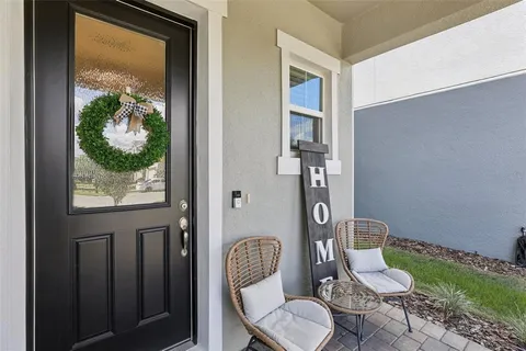 a view of entryway with washer and dryer