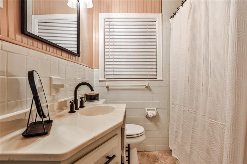 878 Scott Circle Decatur, GA 30033 - Photo 7 of 30 a bathroom with a sink and a toilet