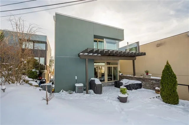 a view of a patio with furniture and plants