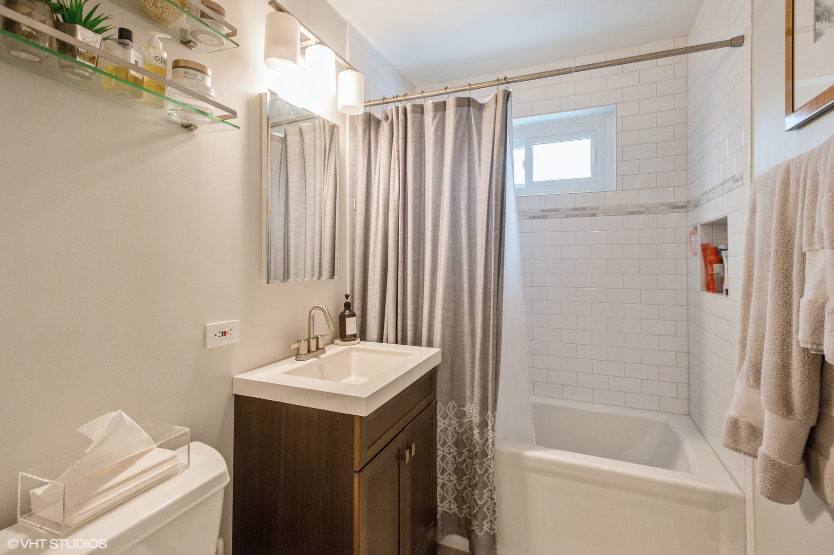 208 South Boulevard, Unit D Evanston, IL 60202 - Photo 13 of 15 a bathroom with a sink a toilet and shower