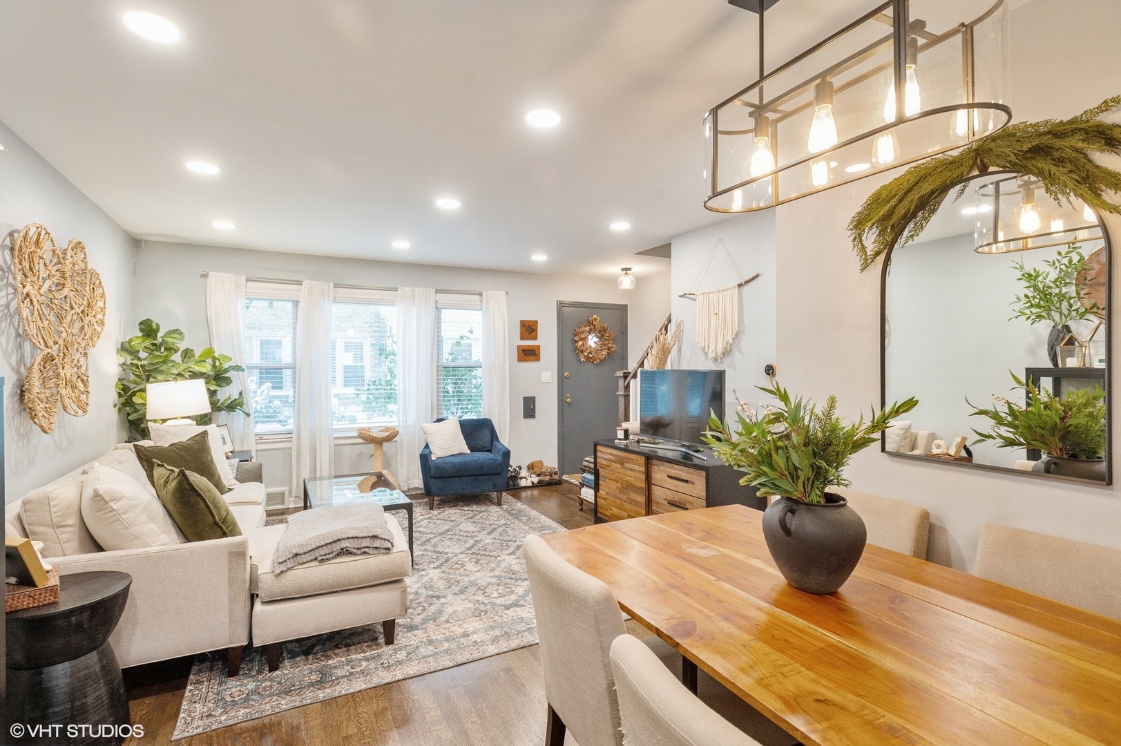 208 South Boulevard, Unit D Evanston, IL 60202 - Photo 2 of 15 a living room with furniture flowerpot and wooden floor
