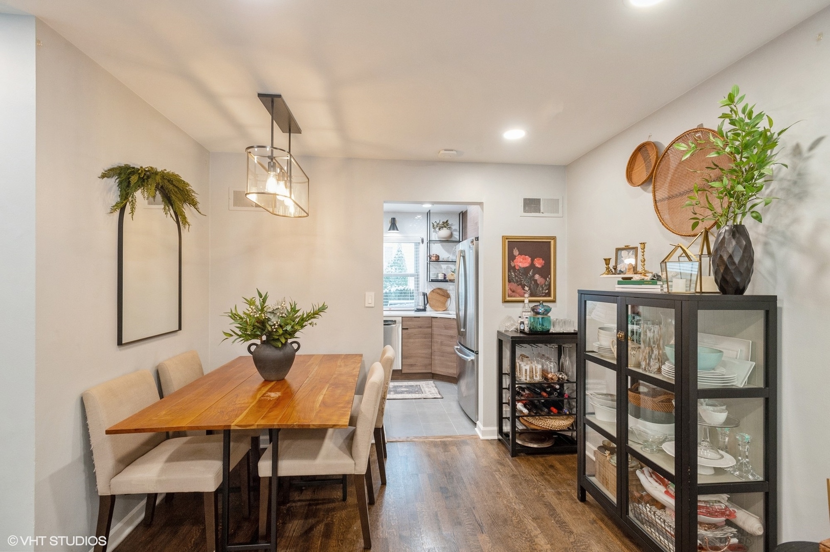 208 South Boulevard, Unit D Evanston, IL 60202 - Photo 5 of 15 a view of a dining room with furniture and wooden floor