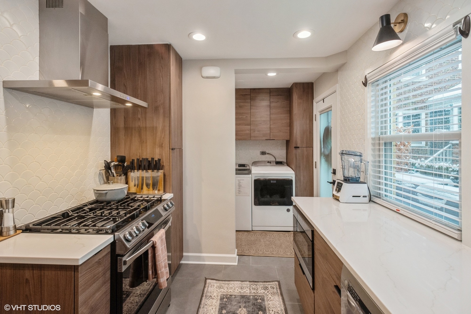 208 South Boulevard, Unit D Evanston, IL 60202 - Photo 8 of 15 a kitchen with a sink stove and refrigerator