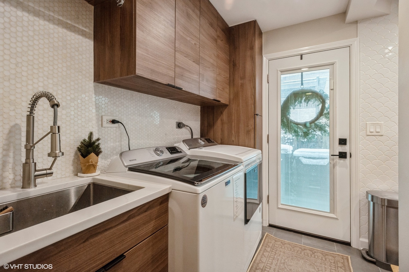 208 South Boulevard, Unit D Evanston, IL 60202 - Photo 9 of 15 a kitchen with a sink and cabinets