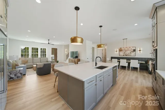 a large kitchen with kitchen island a large island in it