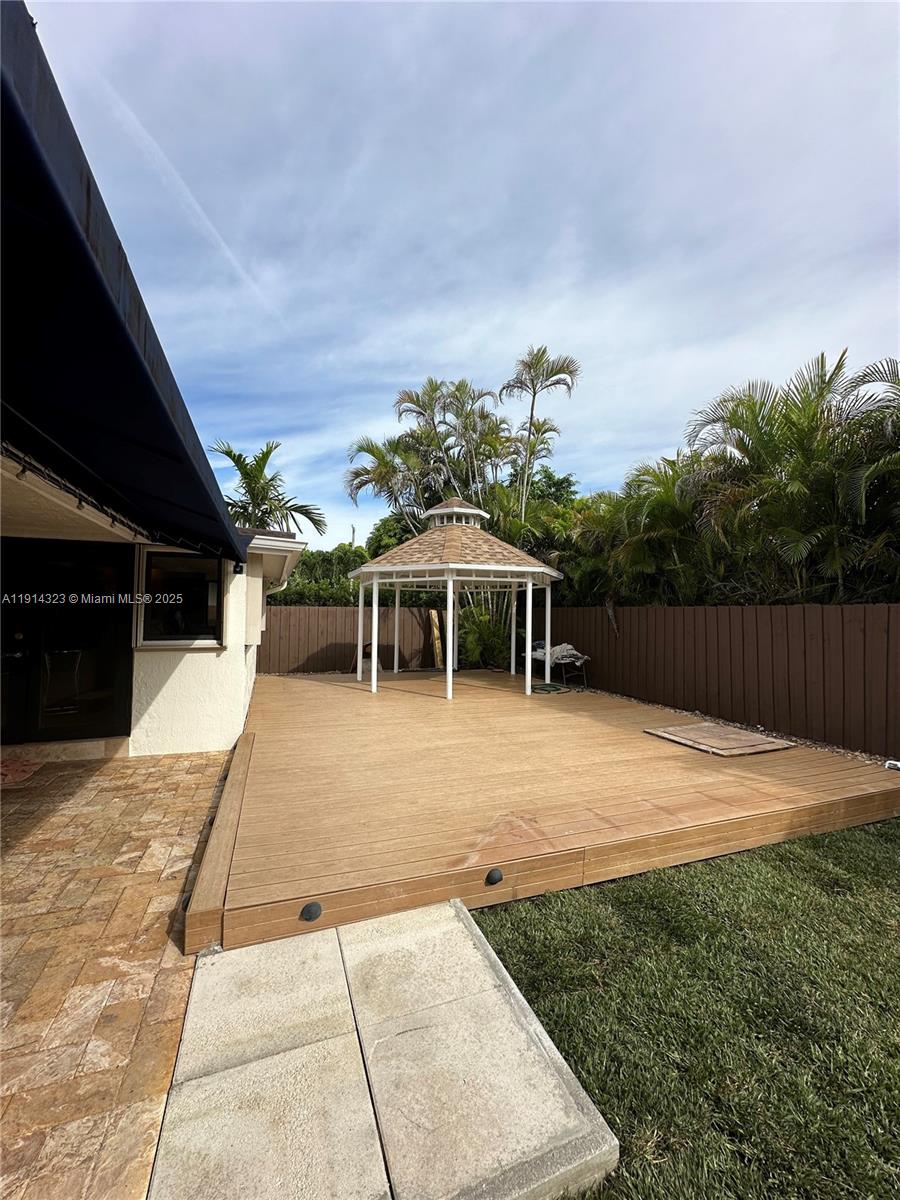 8035 Southwest 89th Court Miami, FL 33173 - Photo 28 of 31 a view of a backyard