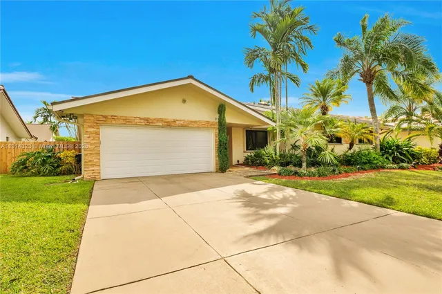 a view of backyard of the house