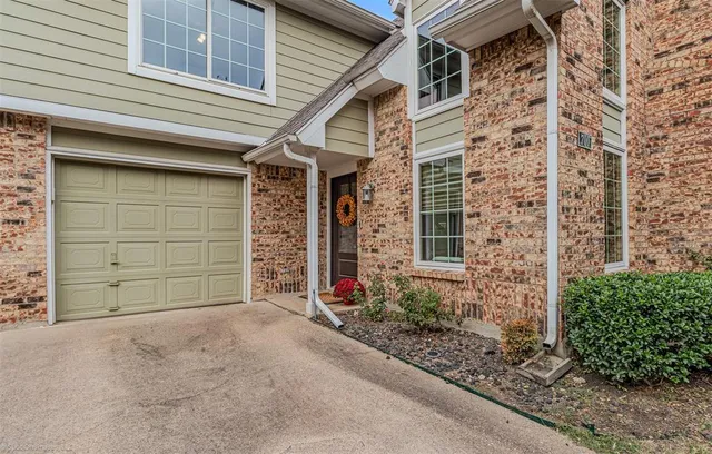 $379,950 | 700 Silverstone Lane, Irving, TX 75063