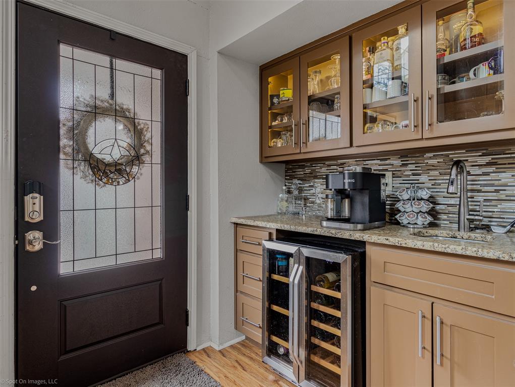 700 Silverstone Lane Irving, TX 75063 - Photo 3 of 28