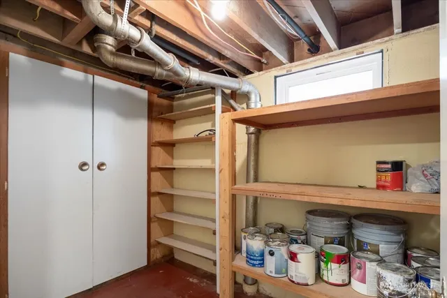 a view of a house with yard and plants