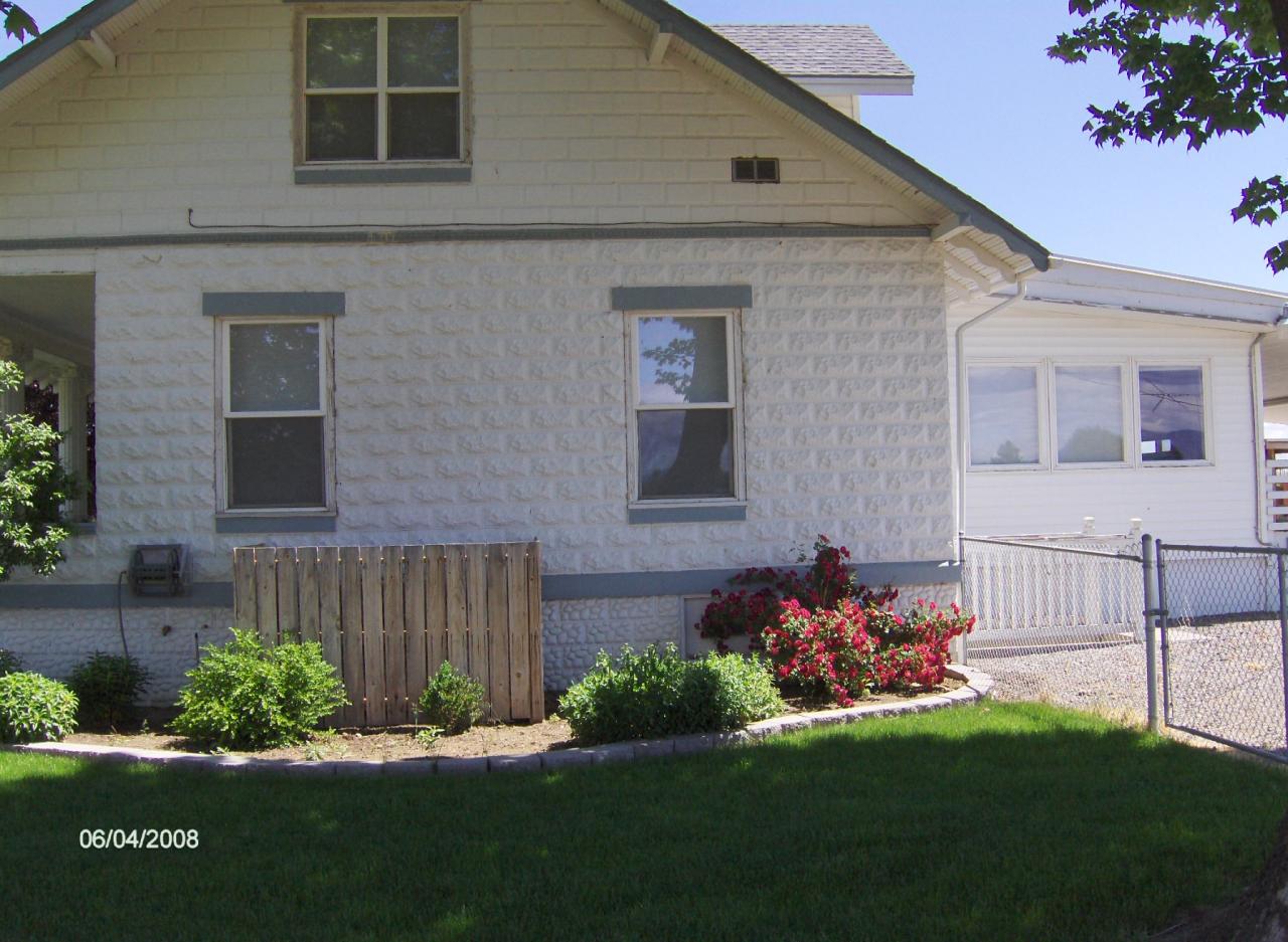 3020 Fort Road Toppenish, WA 98948 - Photo 2 of 37 a front view of a house with a yard
