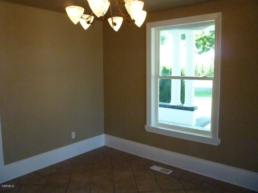 3020 Fort Road Toppenish, WA 98948 - Photo 16 of 37 an empty room with a window