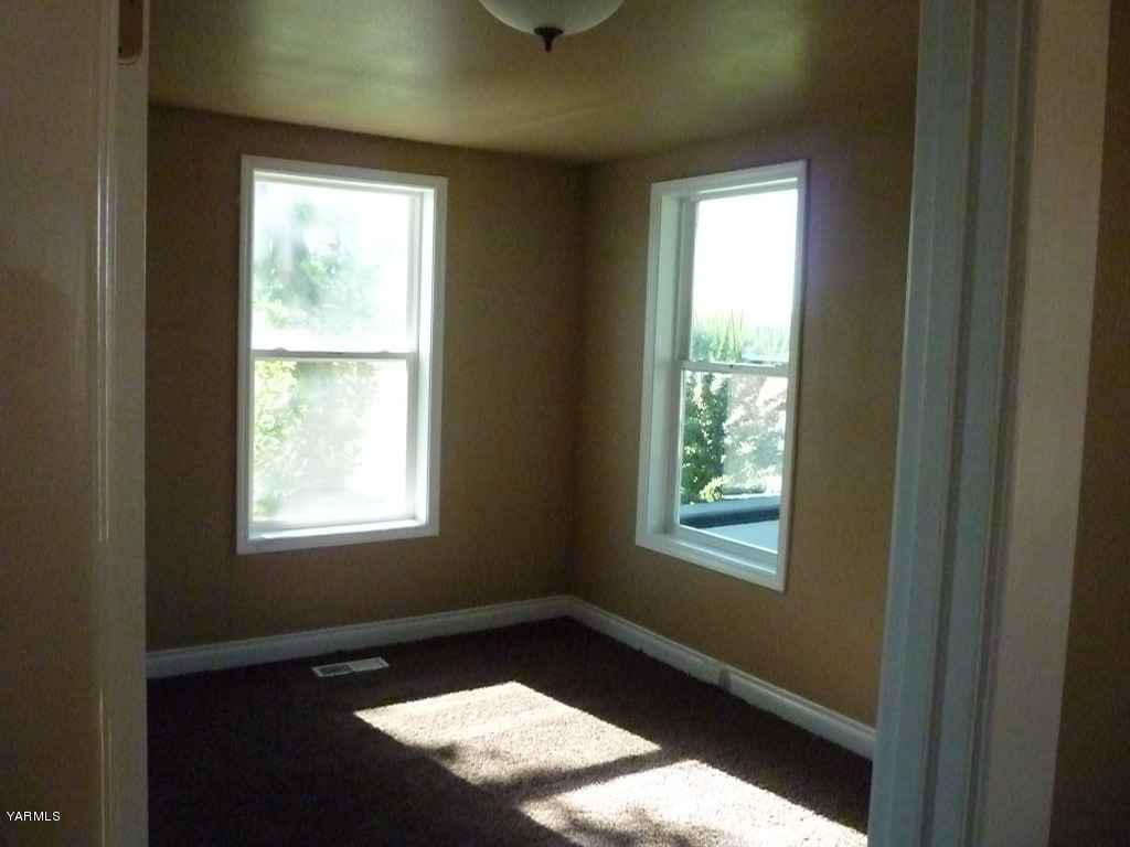 3020 Fort Road Toppenish, WA 98948 - Photo 17 of 37 a view of an empty room and window