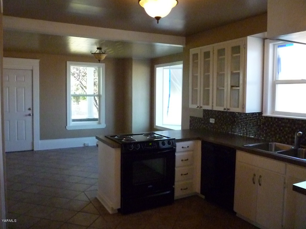 3020 Fort Road Toppenish, WA 98948 - Photo 22 of 37 a kitchen with a stove and a window