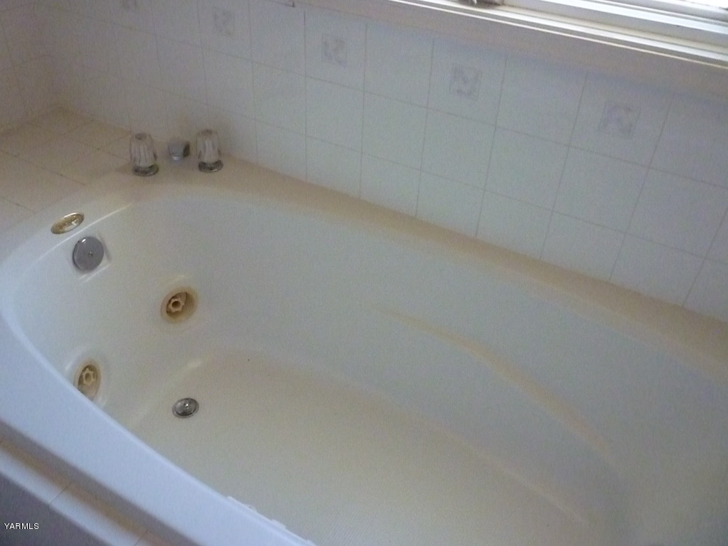 3020 Fort Road Toppenish, WA 98948 - Photo 28 of 37 a bathroom with a tub