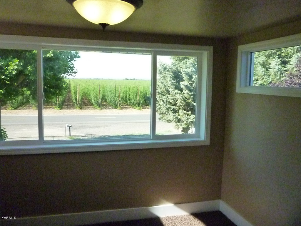 3020 Fort Road Toppenish, WA 98948 - Photo 29 of 37 a view of a window in a room
