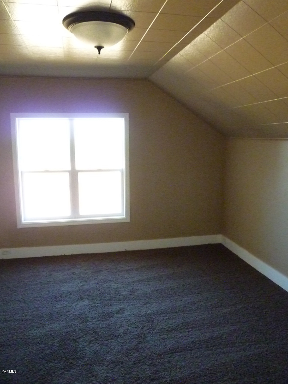 3020 Fort Road Toppenish, WA 98948 - Photo 30 of 37 an empty room with wooden floor and windows