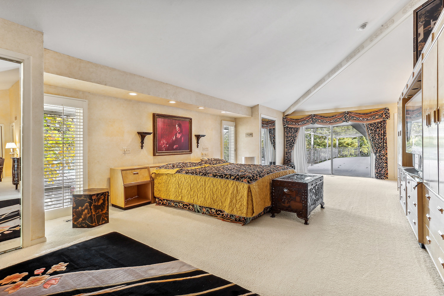 60 Baybrook Lane Oak Brook, IL 60523 - Photo 19 of 50 a living room with furniture and a flat screen tv